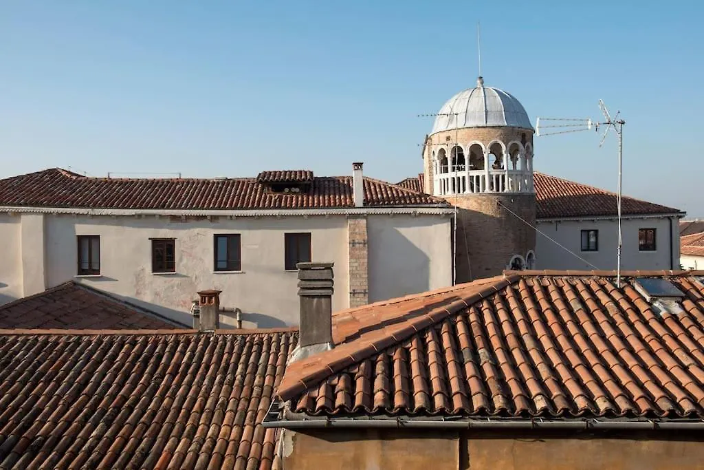 Ca' Vittoria, A Different Way To Stay In Venice Apartment