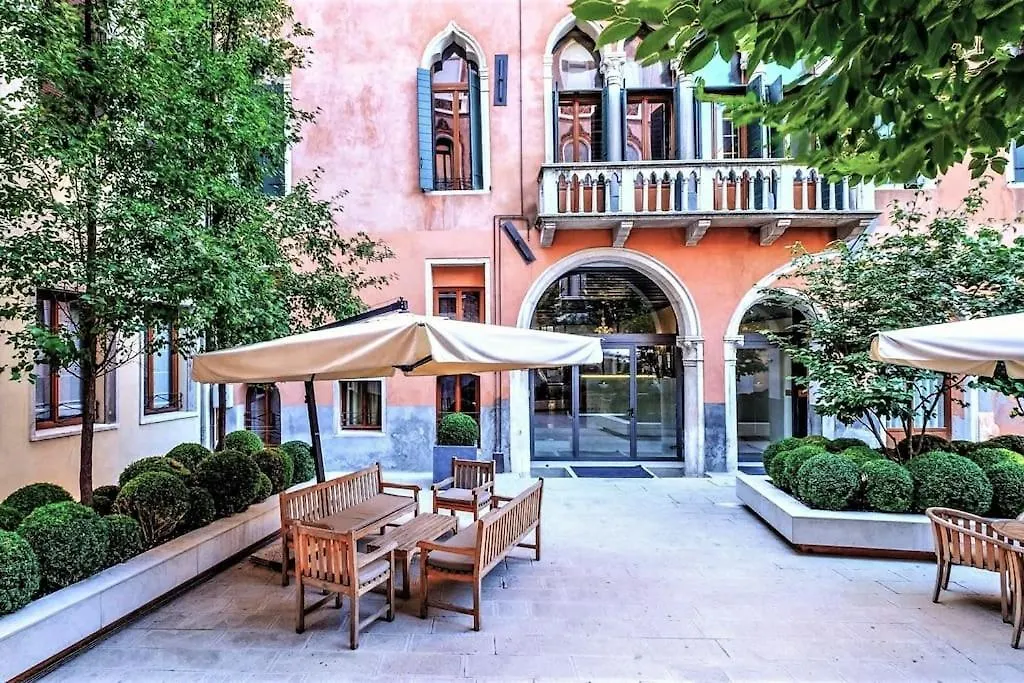 Apartment Ca' Vittoria, A Different Way To Stay In Venice Italy